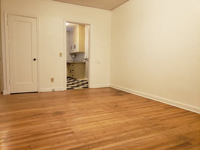 2524 NW Savier St #5 — Photo 3