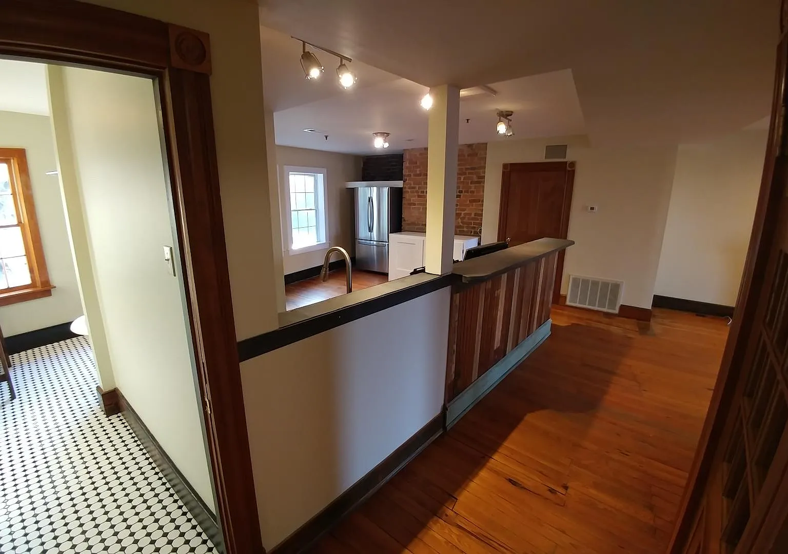 237 N. Sycamore Street - B — Photo 3