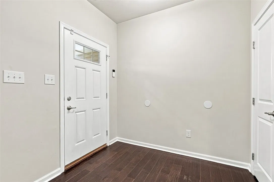 4 bed, 3.5 bath, 2344 sqft, $3,600 — Photo 4