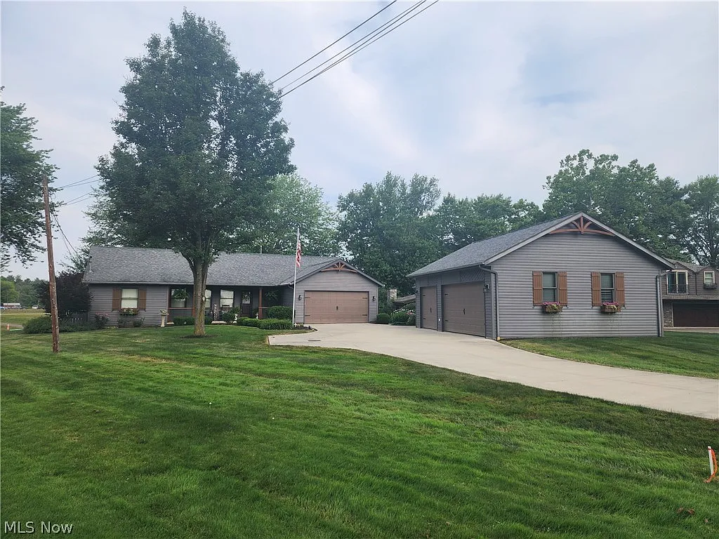 2027 Lakewood Rd SW photo 1