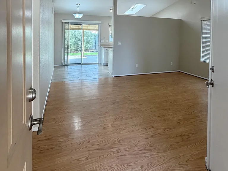 3005 W Ross Ave — Photo 2