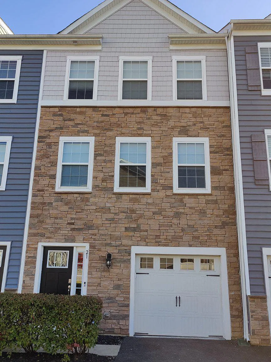 3 bed, 2.5 bath, 2220 sqft, $3,600 — Photo 1