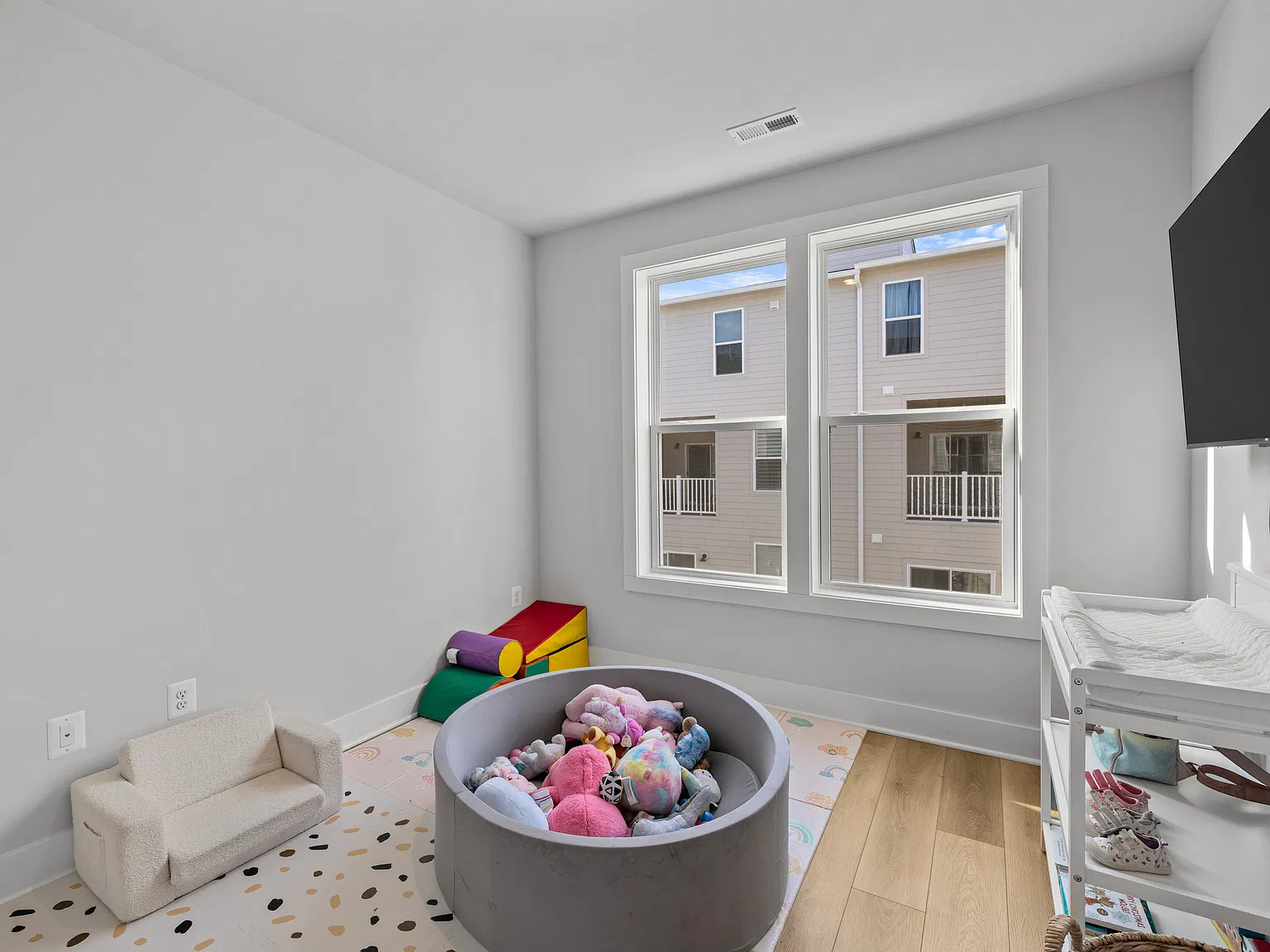 3 bed, 2345 sqft, $3,100 — Photo 4
