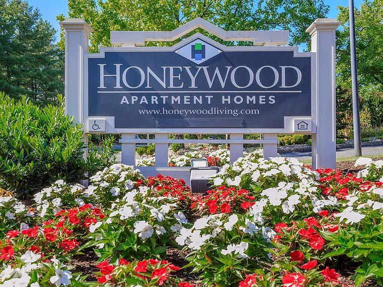 Honeywood Apartments — Photo 27