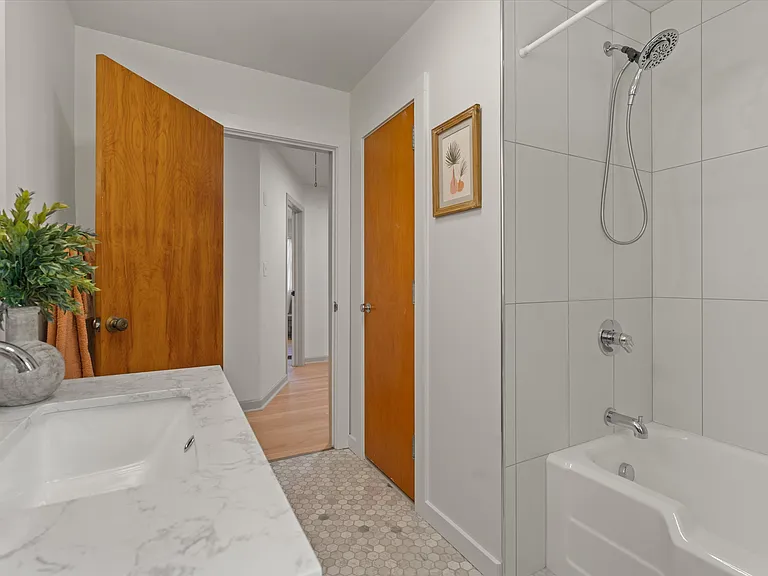 2121 E Madison St — Photo 13