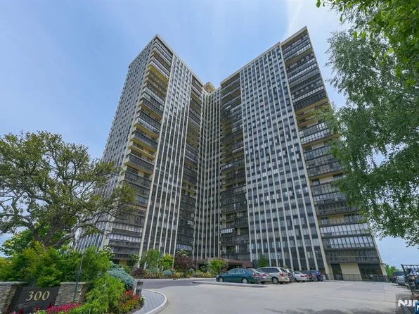 300 Winston Dr APT 2922, Cliffside Park, NJ 07010