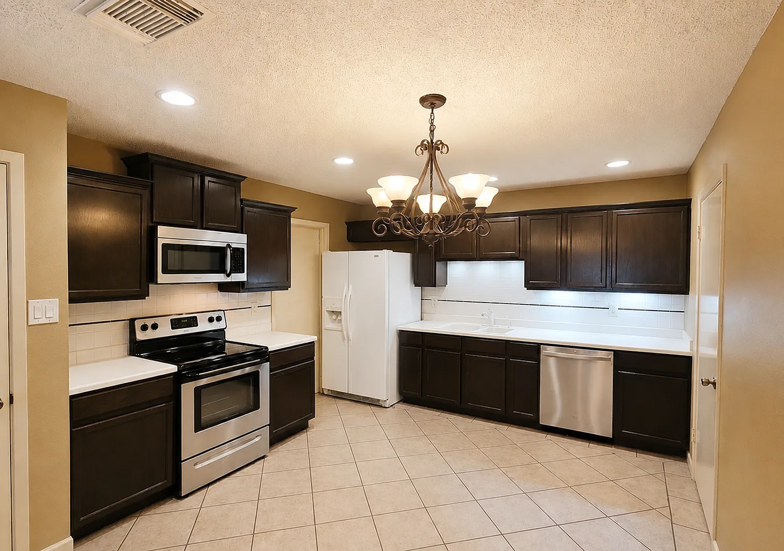 Hunters Chase 3 Bedroom Near UTSA, Medical Center, La Cantera and Much, Much More! — Photo 4
