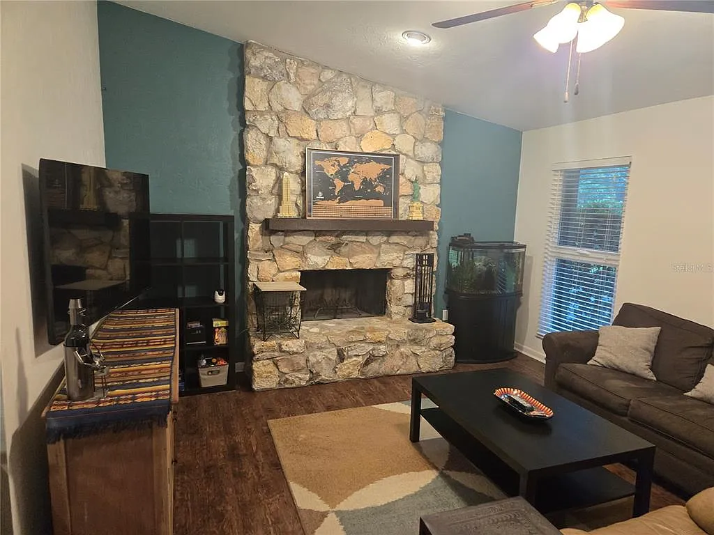 3 bed, 2.0 bath, 1215 sqft, $2,295 — Photo 2