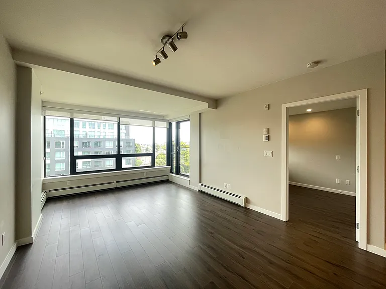 6311 Cambie St #605 — Photo 2