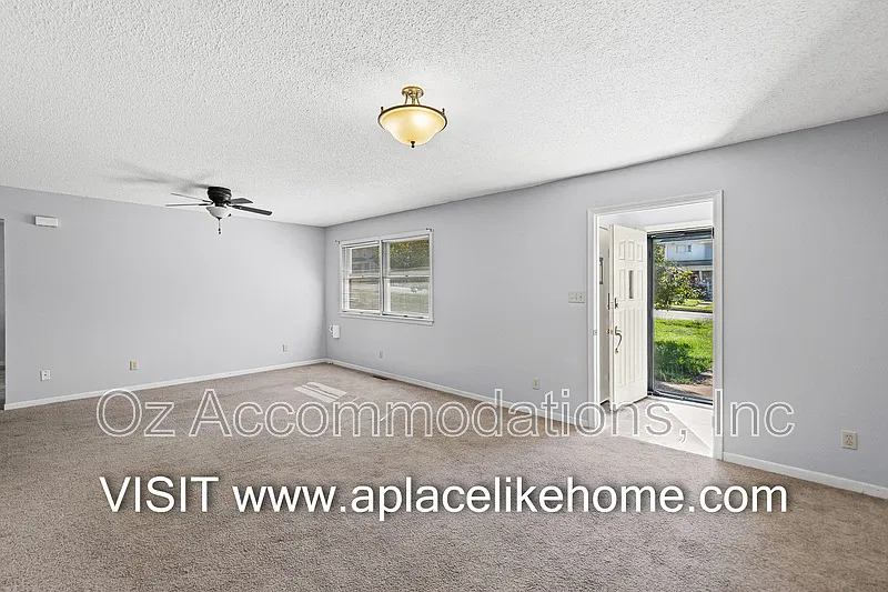 3 bed, 3.0 bath, 1200 sqft, $1,300 — Photo 3
