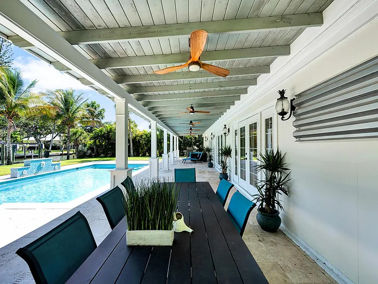 537 E Causeway Blvd — Photo 28
