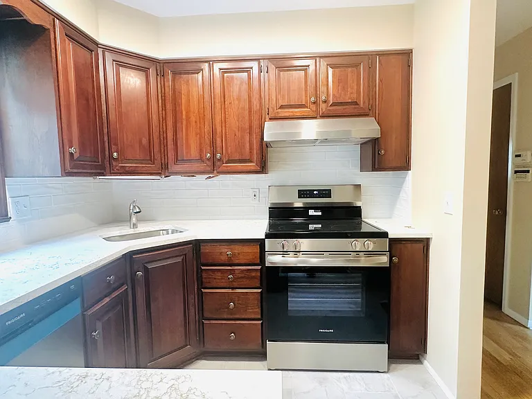 87 Union Ave — Photo 2