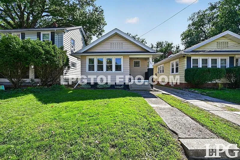 2 bed, 1.0 bath, 838 sqft, $1,200 — Photo 2