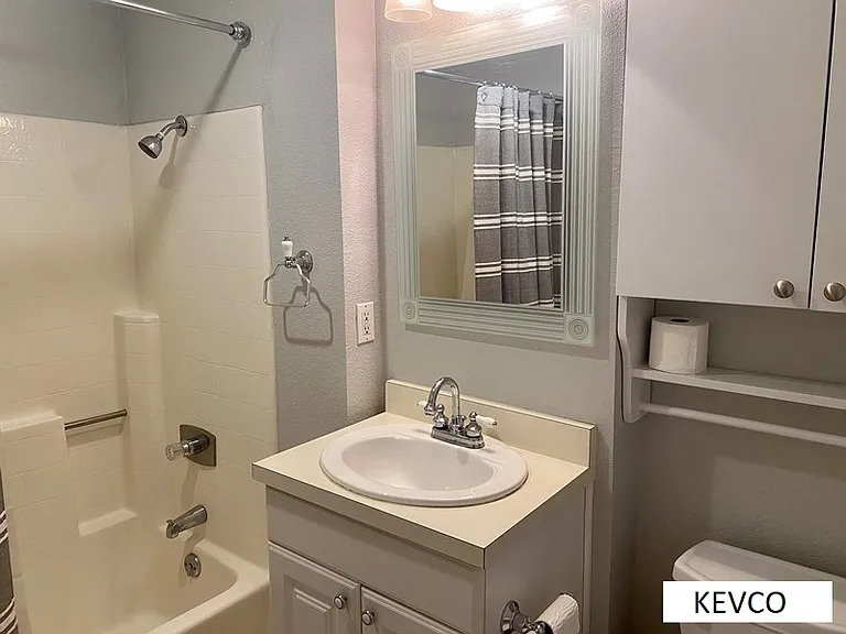 601 E Myrtle St — Photo 9