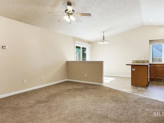 5th image of 814 Sioux Ave