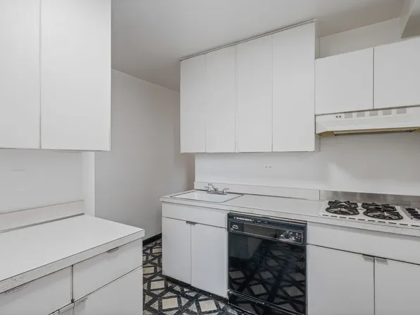 61-20 Grand Cent Parkway image 8 of 18