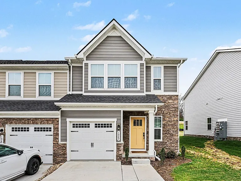 1049 Mountain View Dr — Photo 2