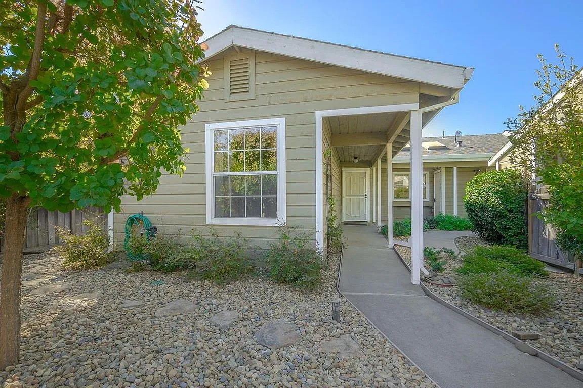 3010 Woods Cir photo 1