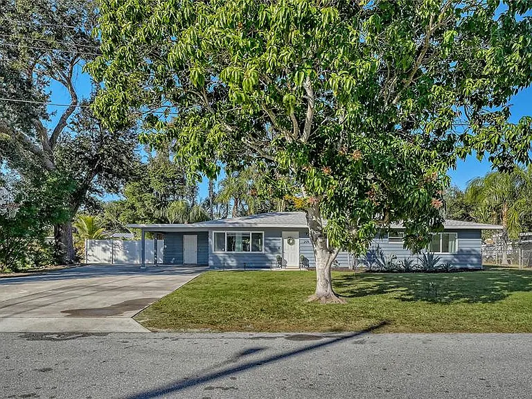 209 Briggs Ct — Photo 1