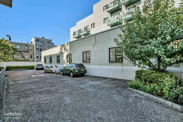 Sold by Sotheby's International Realty | media 8