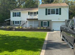 11 Canarsie Trl, Ridge, NY 11961