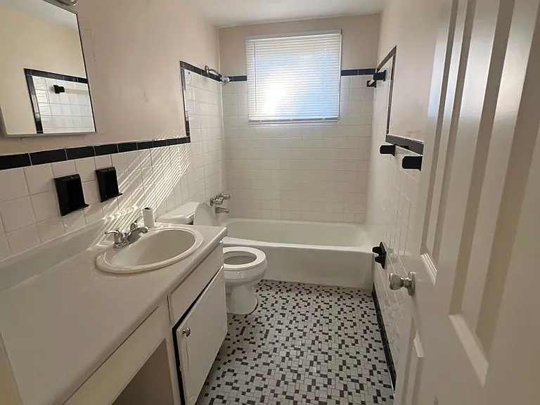 Keystone Court Apartments - Benson — Photo 14