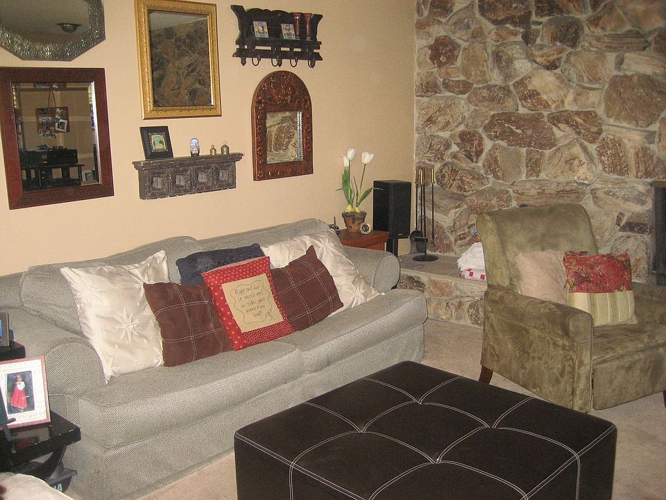 Huge den!