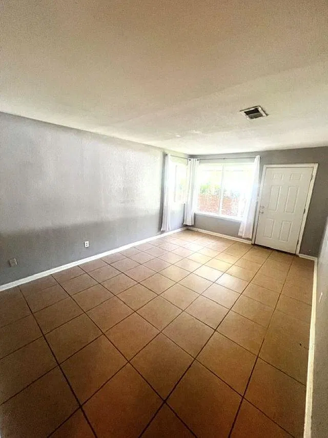 3 bed, 1136 sqft, $1,650 — Photo 4