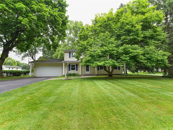 93 Brentwood Ln, Fairport, NY 14450