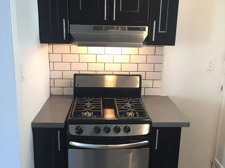 Evans Apartments — Photo 12