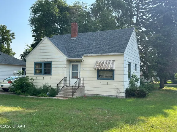 118 Veterans Ave S, Park River, ND 58270