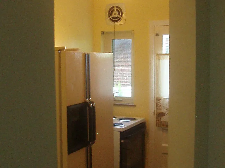 kitchen, full of adjustable lighting
