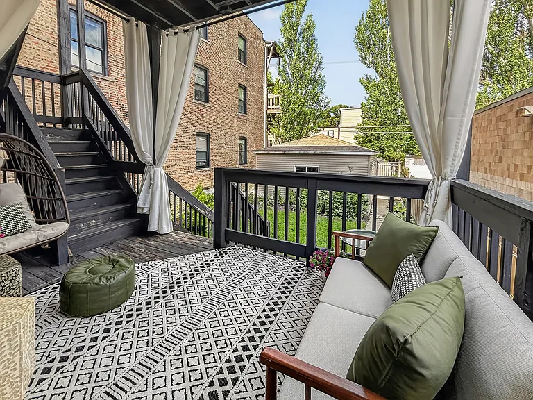 1357 N Rockwell St #1 — Photo 25