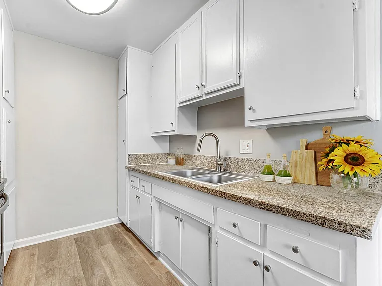 Kittridge Apartments — Photo 12