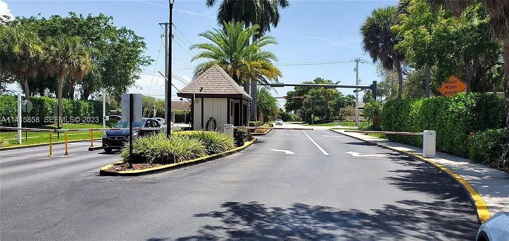 2 bed, 2.0 bath, 827 sqft, $1,975 — Photo 2