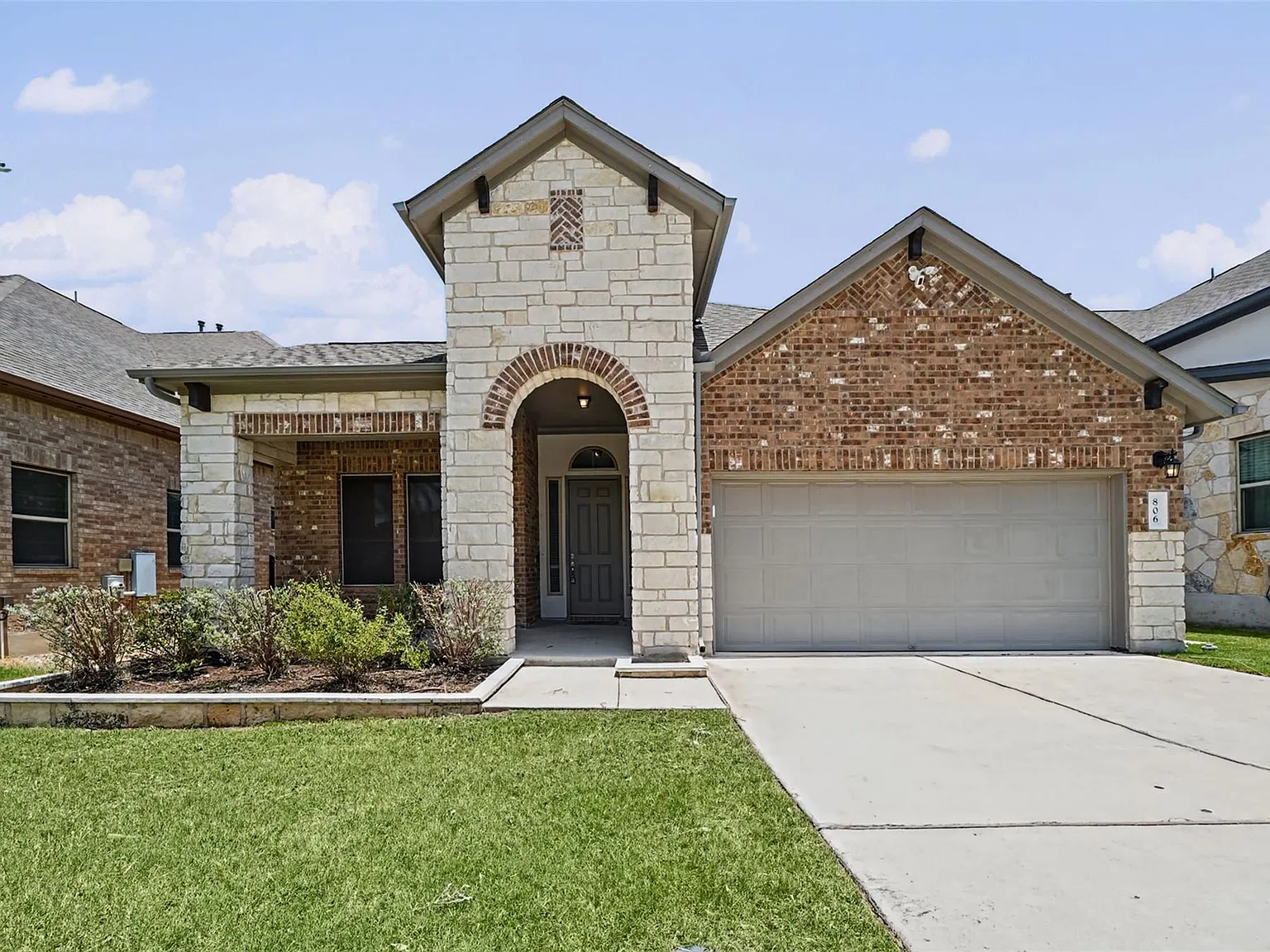 3 bed, 3.0 bath, 2224 sqft, $2,799 — Photo 2