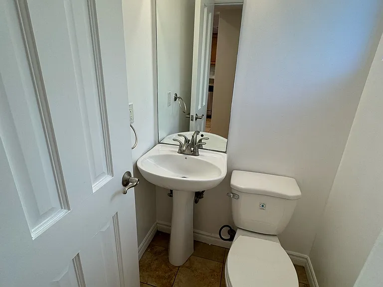 2301 Roscomare — Photo 31