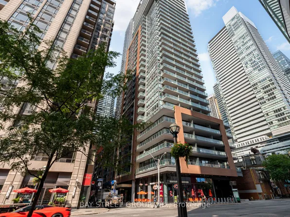 8 Mercer St #909, Toronto, ON M5V 0C4
