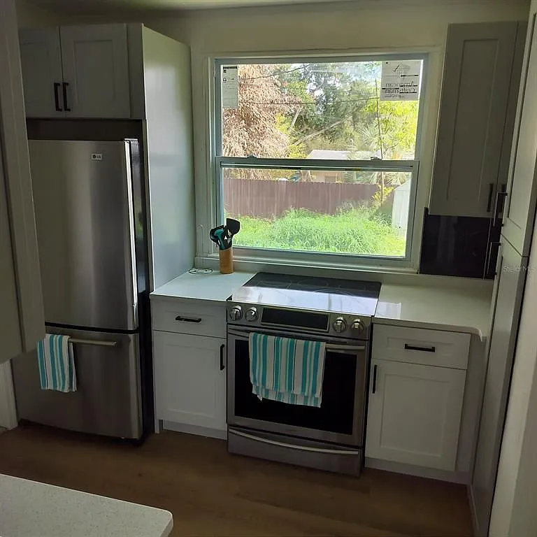 3 bed, 2.0 bath, 1072 sqft, $2,100 — Photo 2
