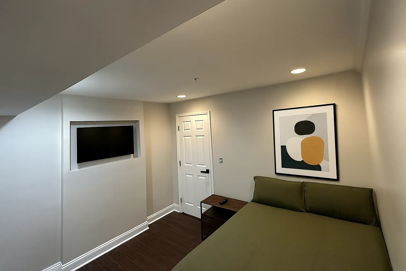 3 bed, 700 sqft, $900 — Photo 1