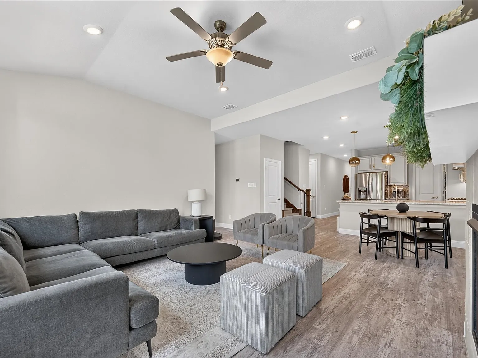 4 bed, 2.5 bath, 2548 sqft, $3,090 — Photo 4