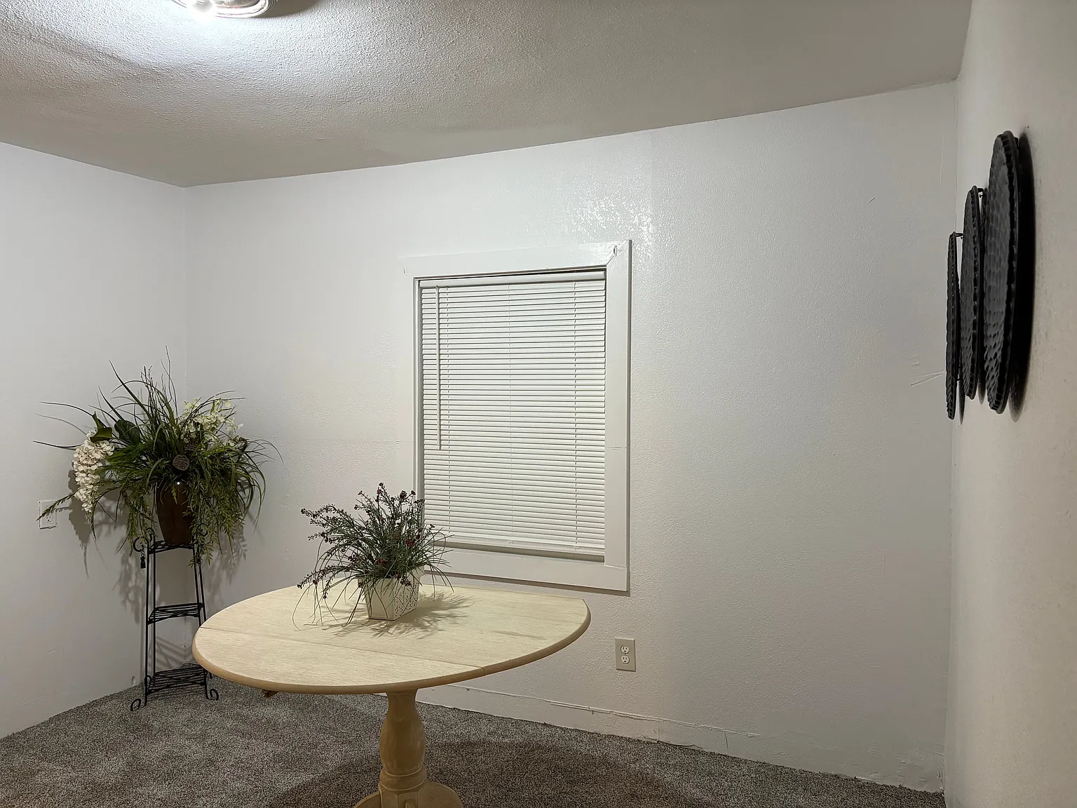 3 bed, 1.0 bath, 1032 sqft, $1,650 — Photo 2