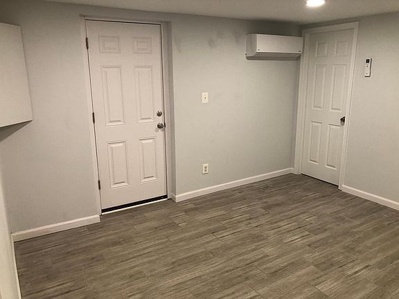 2nd image of 2628 S Uhle St Unit B