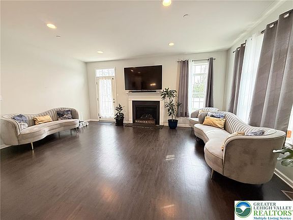 4th image of 2121 Huntington Ln