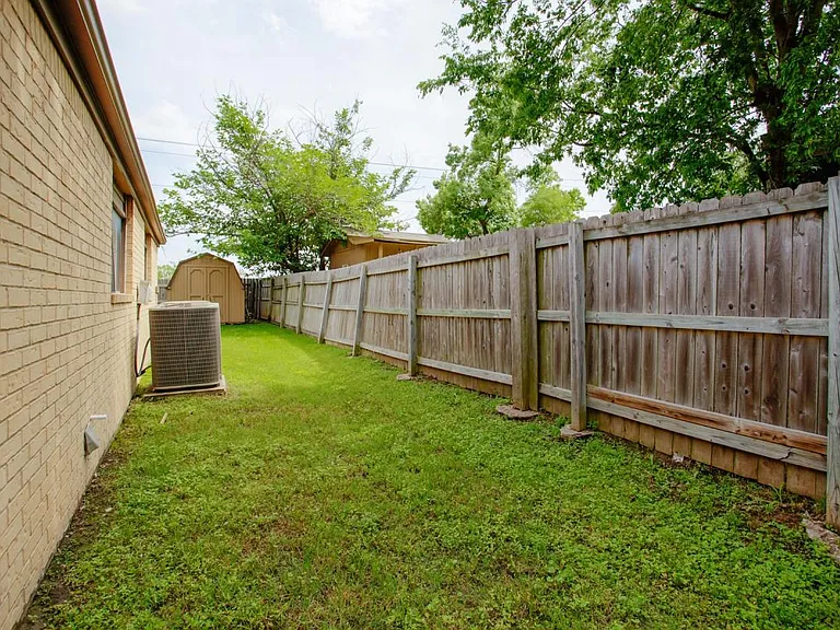2408 Quail Hollow Dr — Photo 3