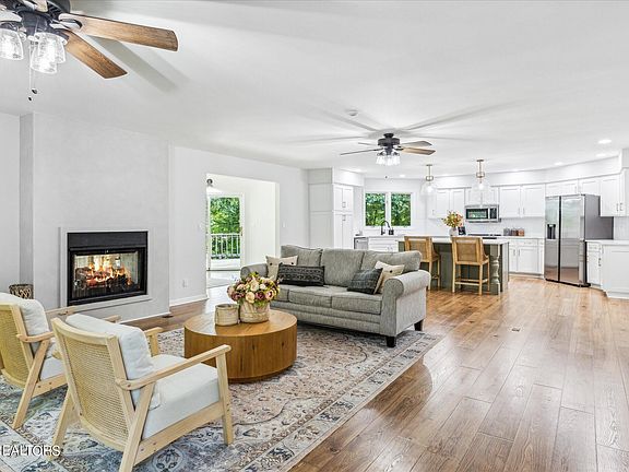 3rd image of 305 Gadusi Ln