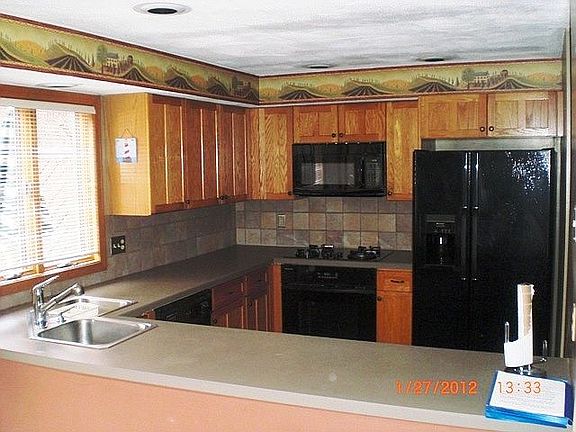 3rd image of 75 Glenn Dr APT 1B