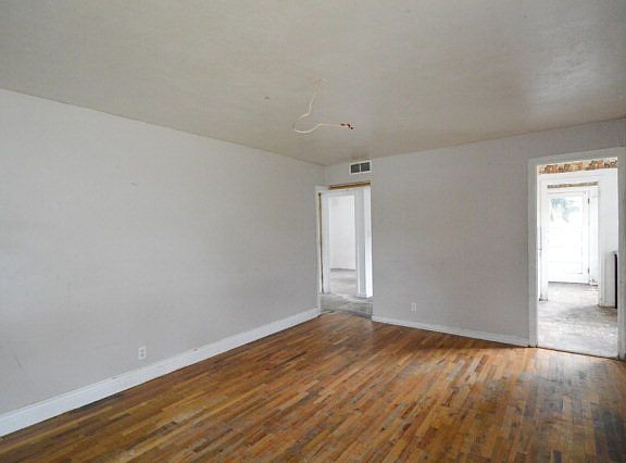 3rd image of 271 E 24th St