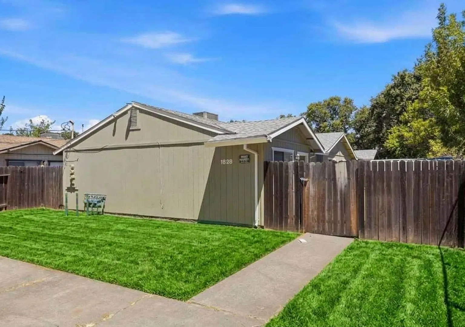 This bright and charming 3 Bedroom 2 bathroom Duplex in Sacramento with Move in special — Photo 2