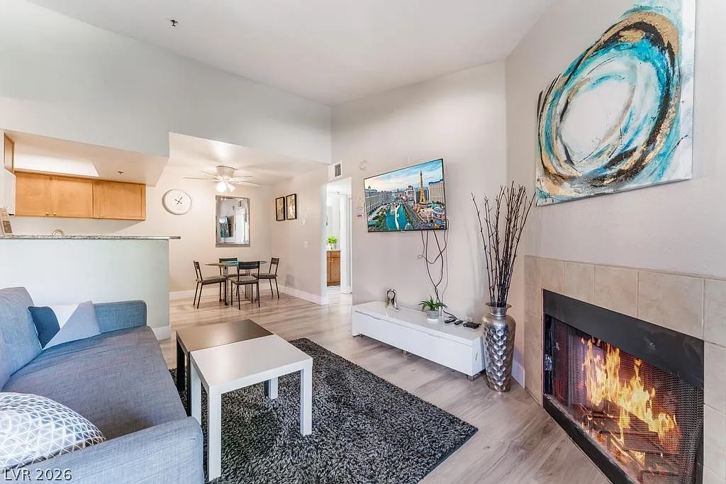2 bed, 2.0 bath, 902 sqft, $2,000 — Photo 3